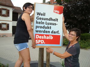 Sina und Angelika Konstandin beim Plakatieren in Kleinsteinbach